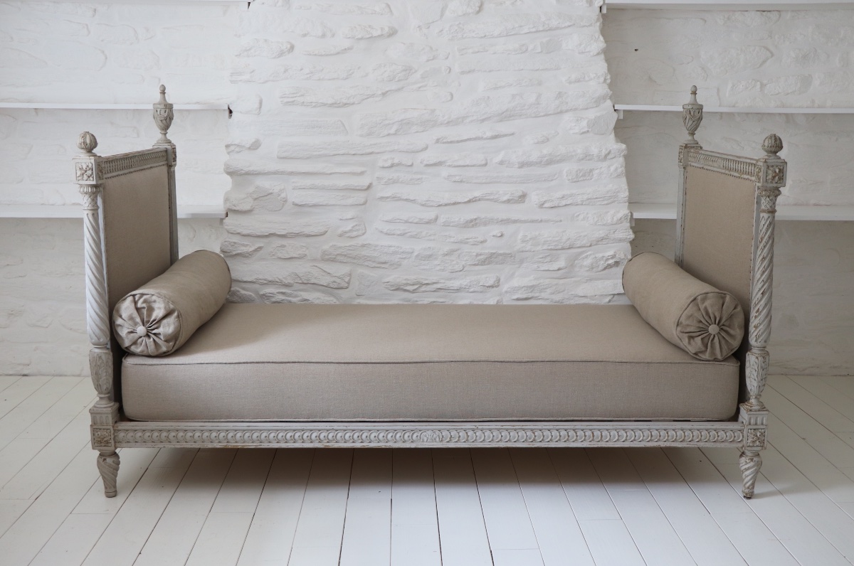 Louis XVI-style Daybed, 19th Century, Reupholstered In Linen