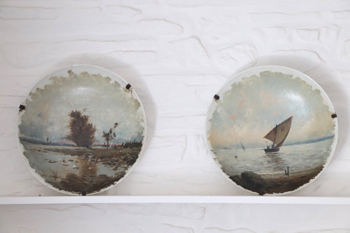 Paire de grandes assiettes peintes à la main, voilier et paysage – fin XIXᵉ siècle