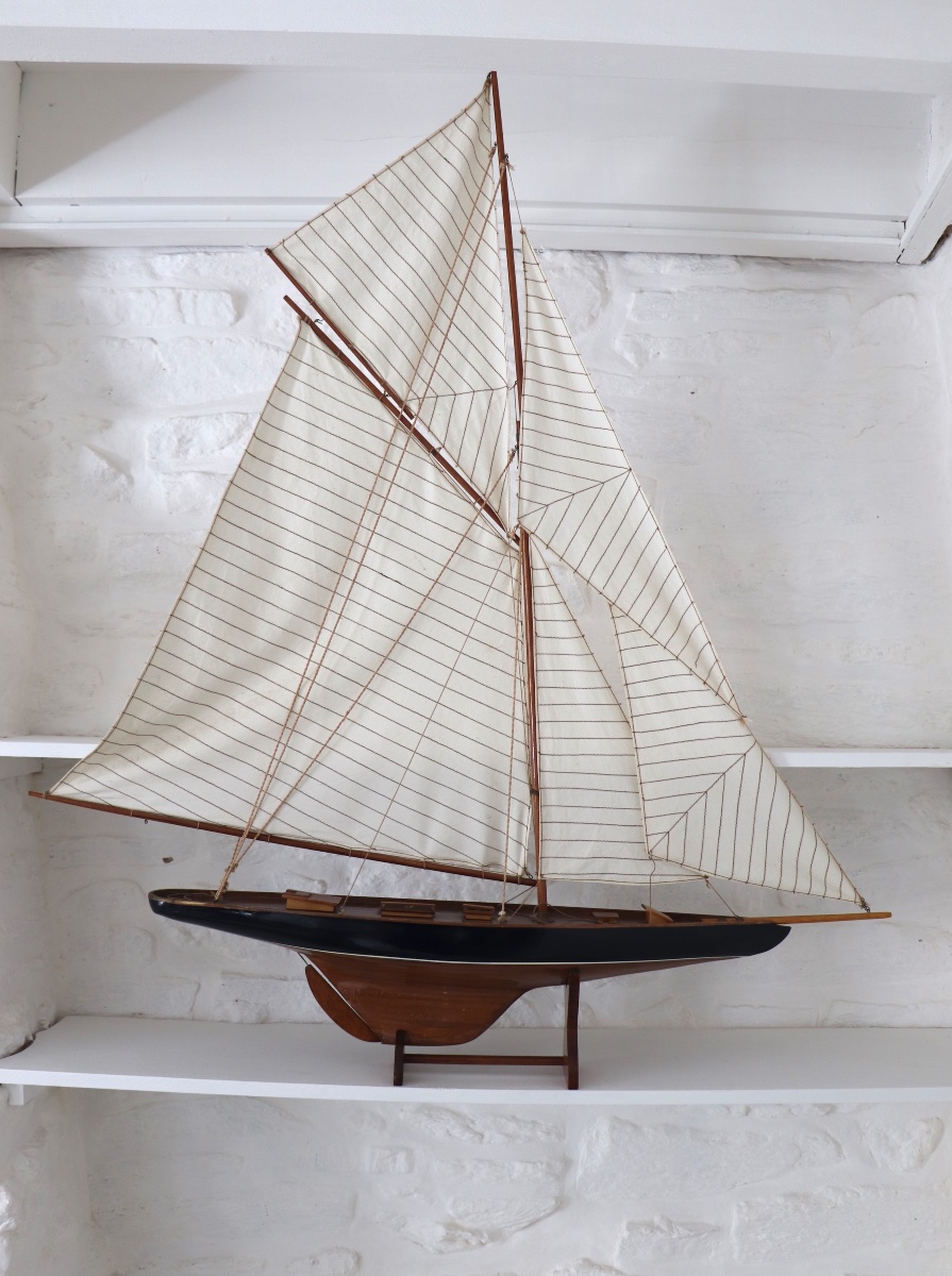 Large Model Of A Classic 20th-century Sailing Yacht-photo-1