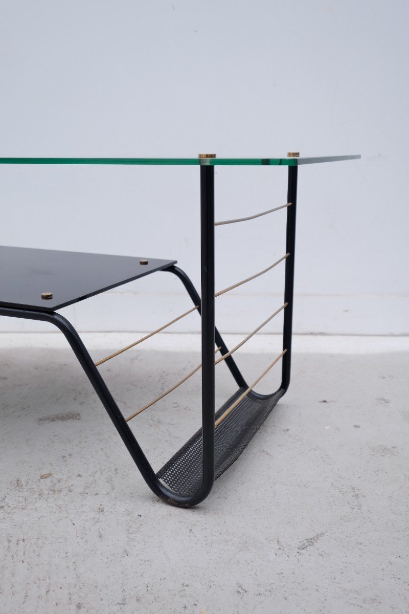Table basse et porte-revues de Pierre GUARICHE pour AIRBORNE en m&eacute;tal et verre, France 1950 -photo-1