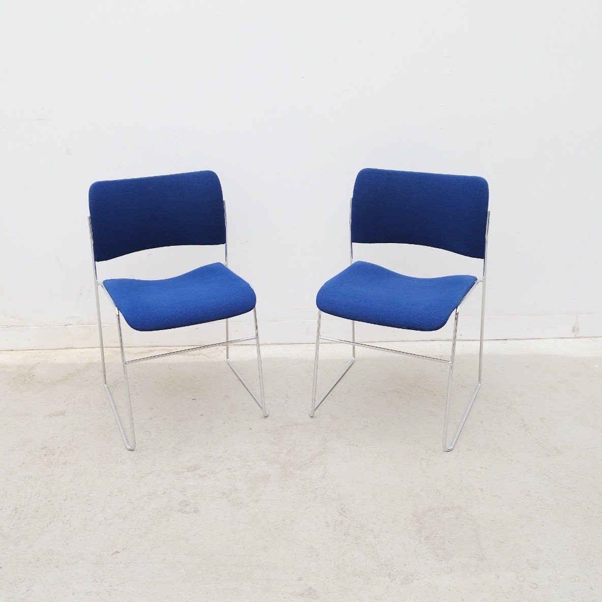 Paire de chaises empilables « 4/40 » de David ROWLAND pour HOWE (USA) 