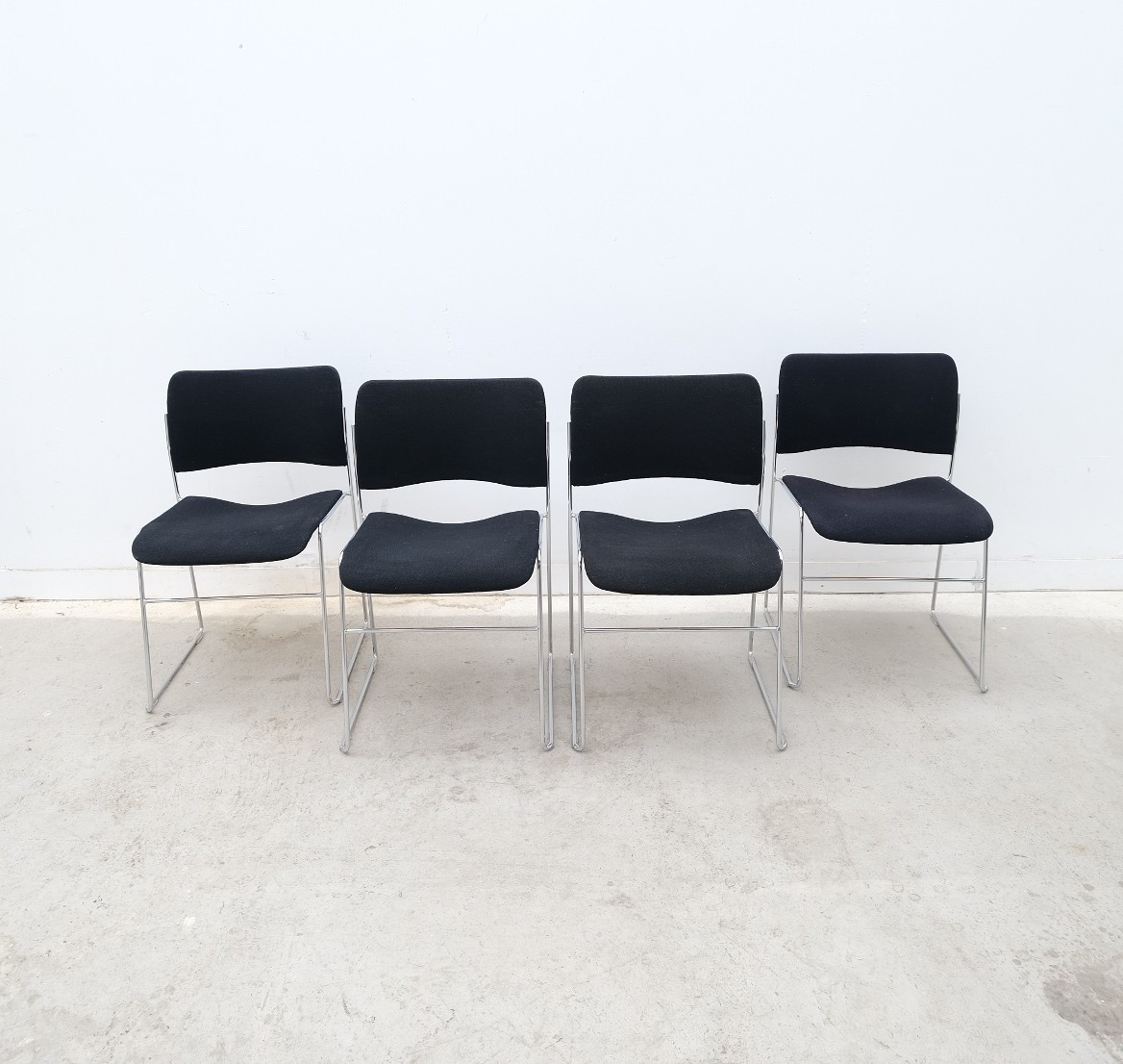 Ensemble de 4 chaises empilables « 4/40 » de David ROWLAND pour HOWE (USA)  