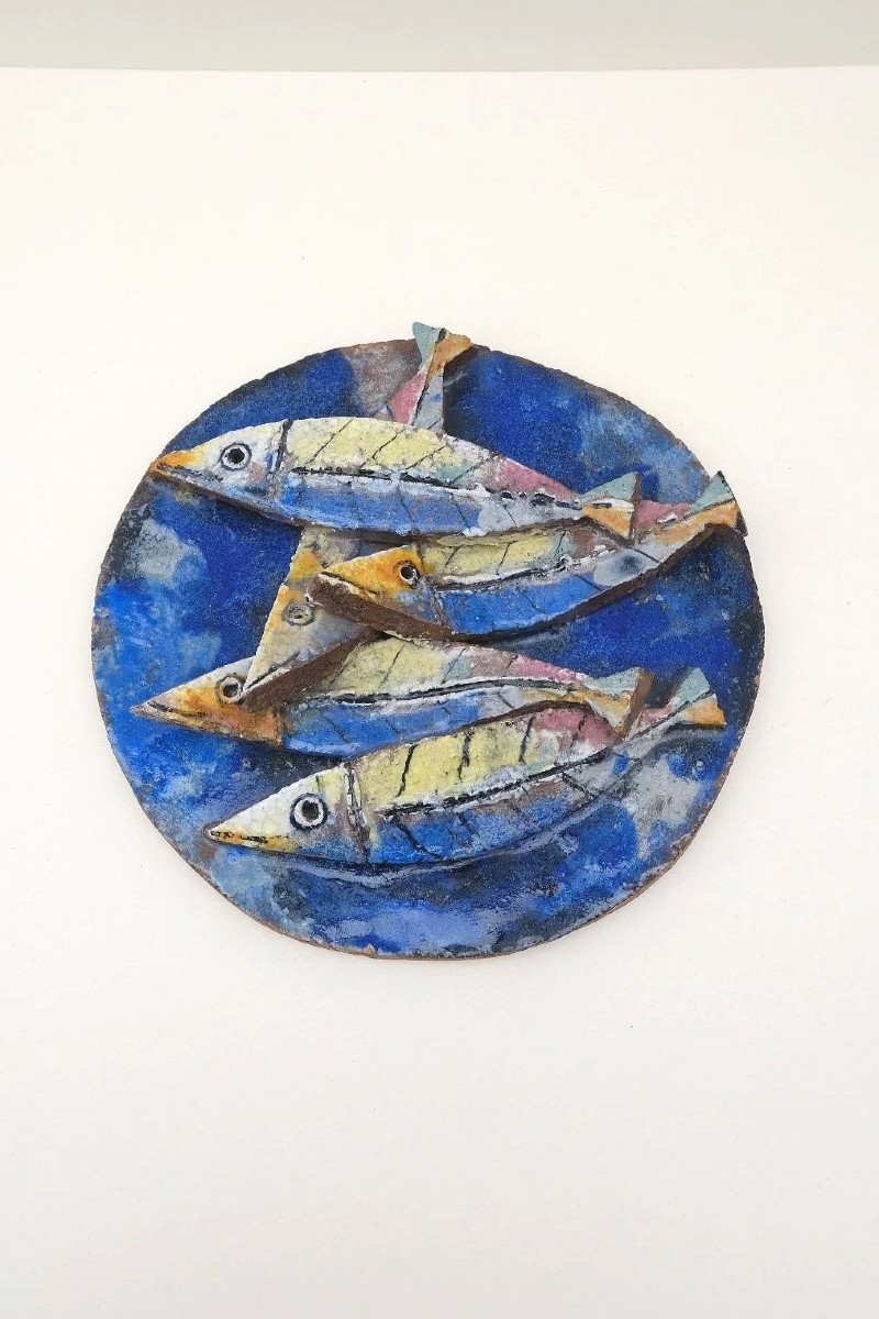 Plaque murale en céramique représentant des poissons  
