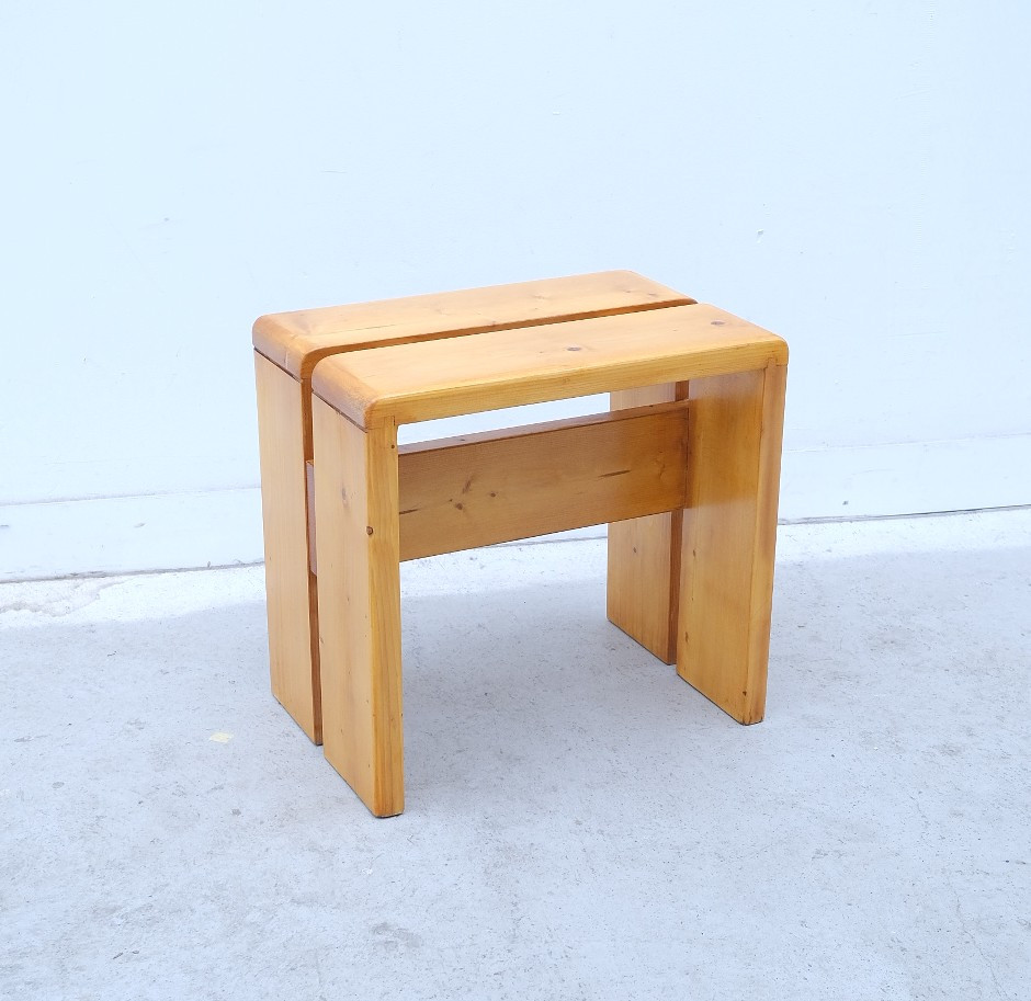 Tabouret de Charlotte PERRIAND pour LES ARCS en pin, France 1960