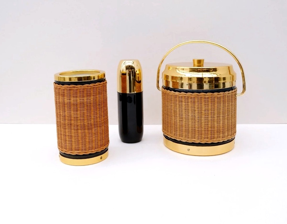 Ensemble de seau a glace et bouteille et un shaker en rotin et chrome, France 1970  