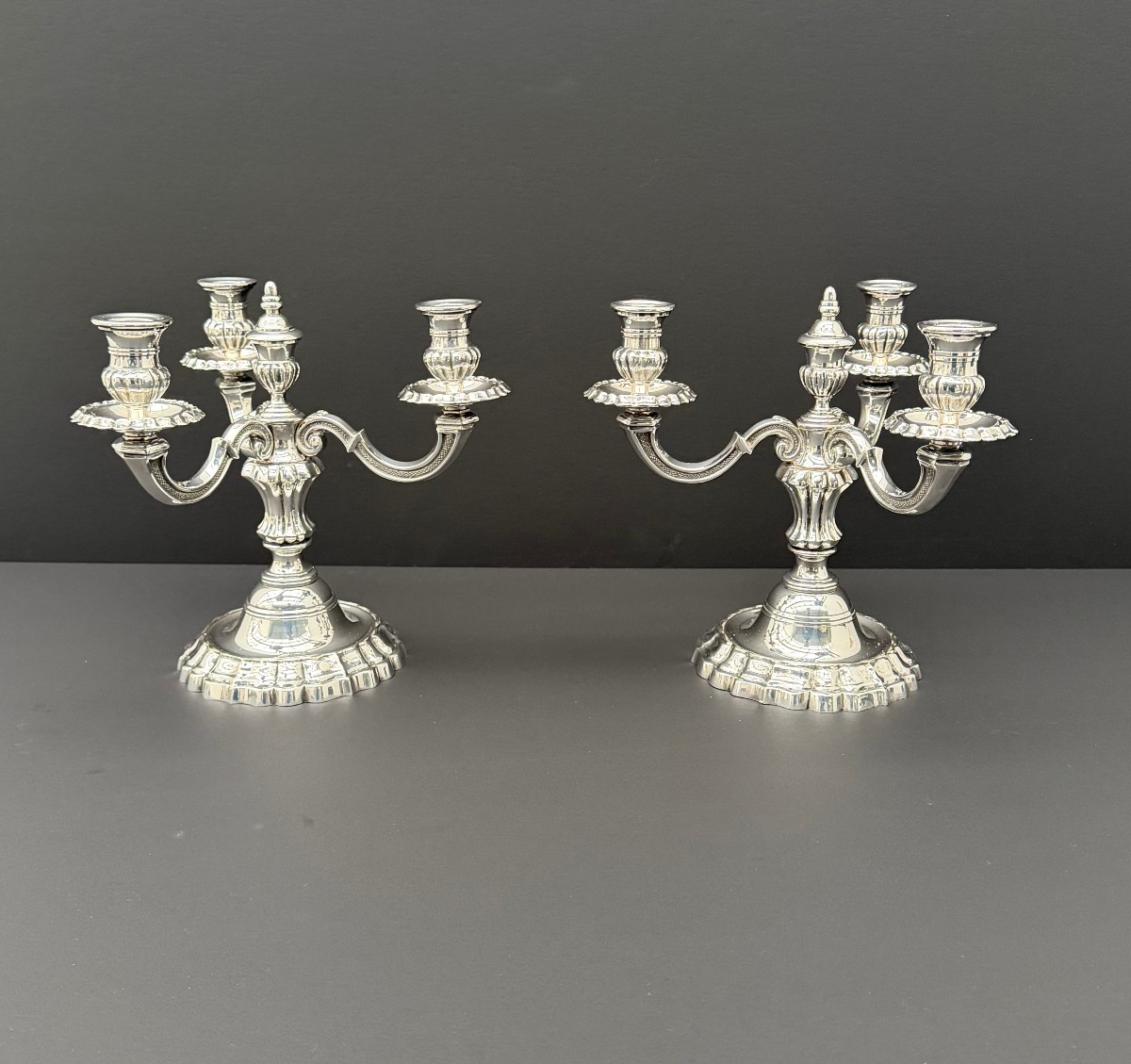 Paire de bougeoirs de CHRYSALIA trois feux en métal argenté  