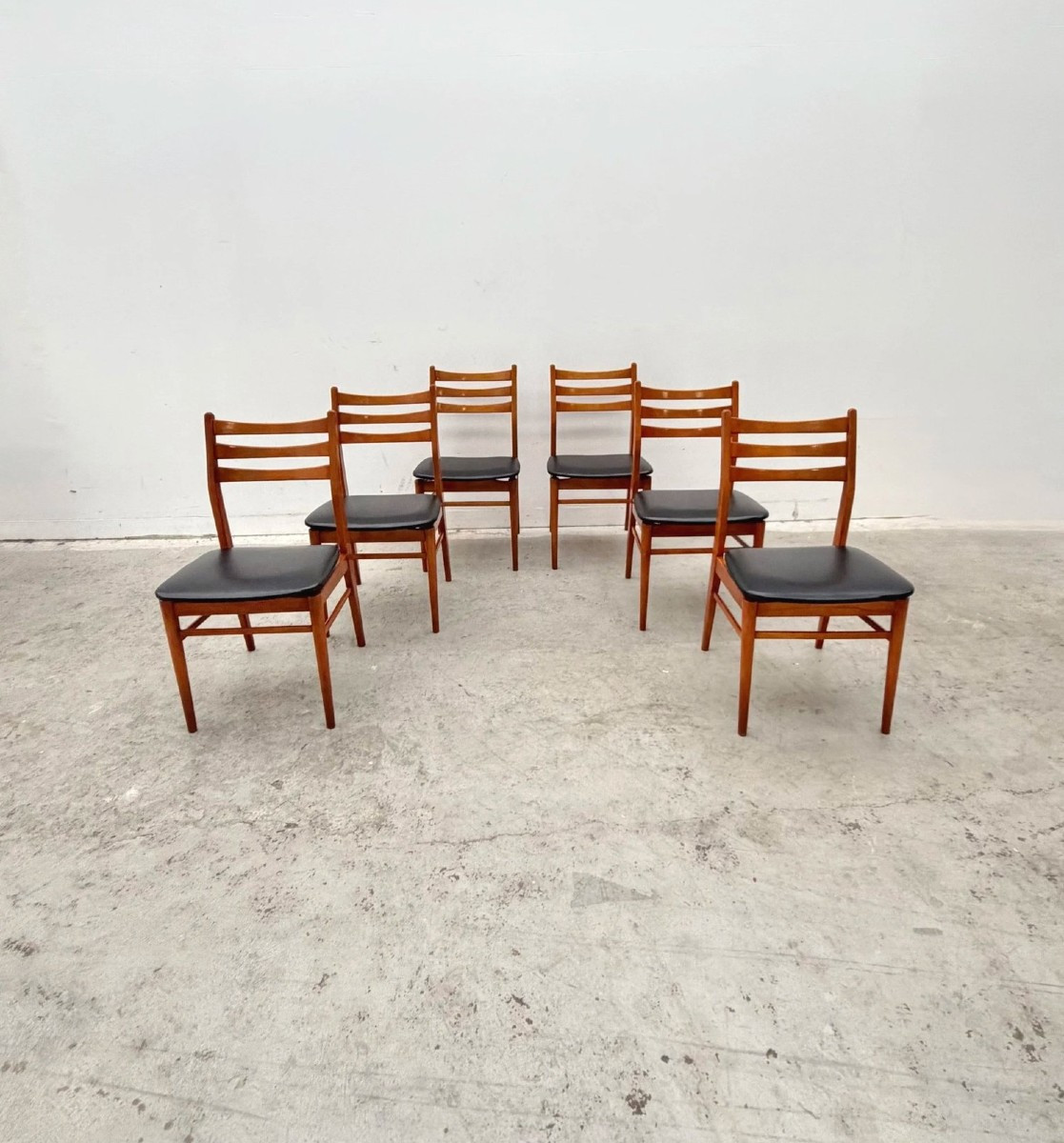 Ensemble de 6 chaises de style Scandinave en hêtre et skai, 1970  