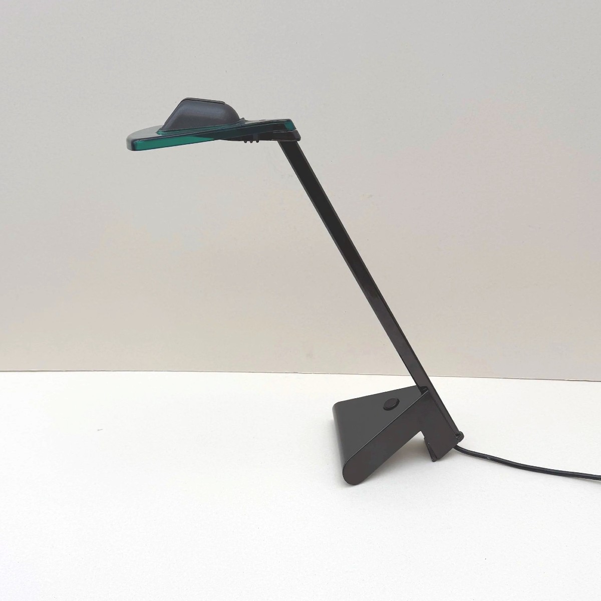 Lampe de bureau halogène de ARTELUCE en métal et plastique, Italie 1980  