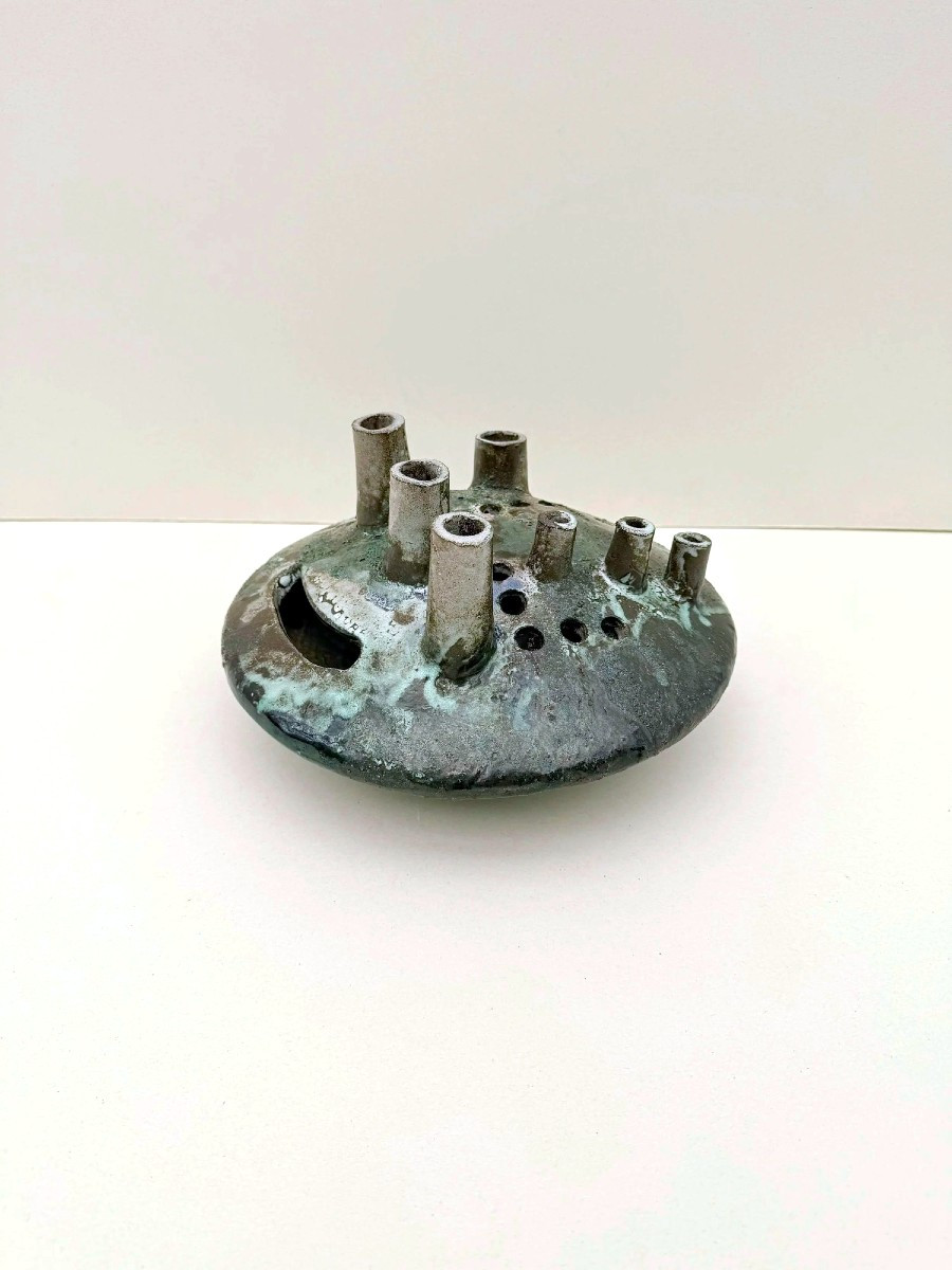 Vase pique-fleurs en céramique signée, 1960  