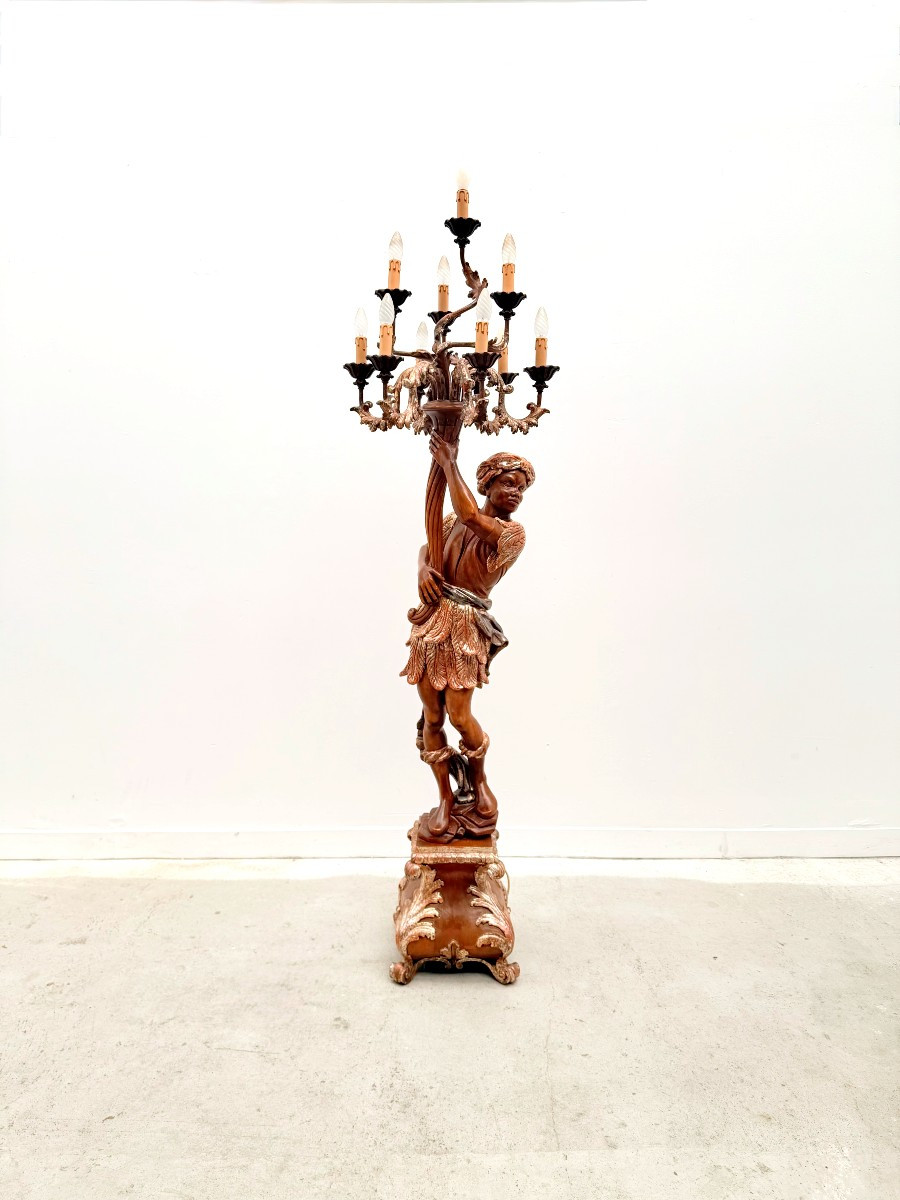Lampadaire porte torchère "Nubien" en bois sculpté doré, Venise 1970  