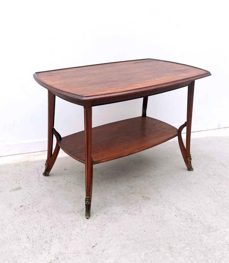 Table d'appoint  Art nouveau de Louis MAJORELLE en noyer, France 1900  