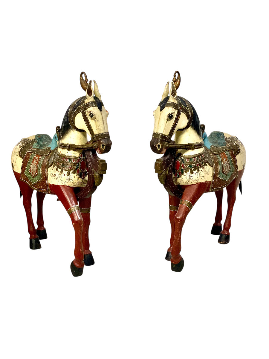 Paire de Grands Chevaux Indiens Peints à la Main avec Selles de Paon