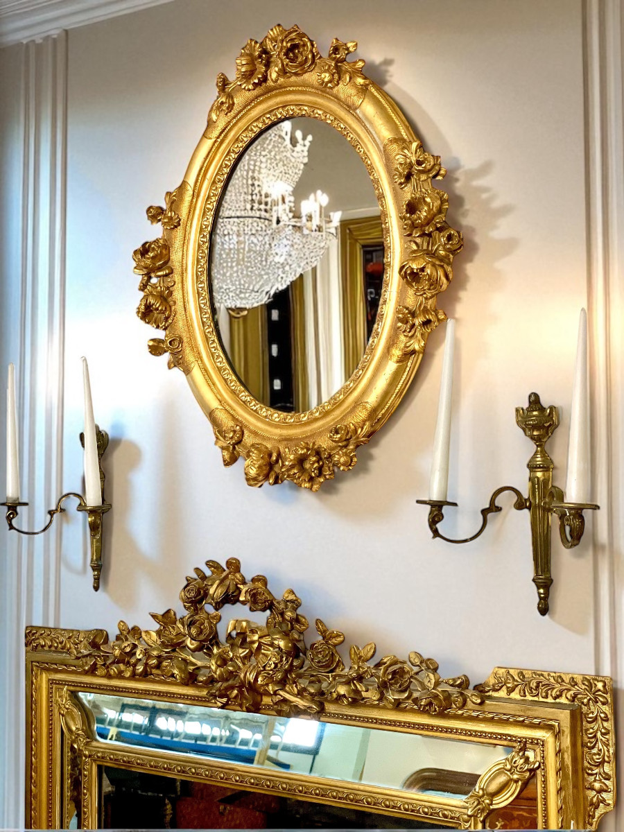 Miroir ovale ancien en bois doré de style Louis XVI avec décor de fleurs sculptées -photo-2