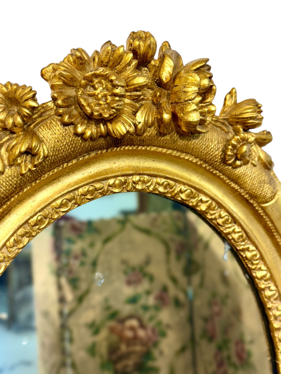 Miroir ovale ancien en bois doré de style Louis XVI avec décor de fleurs sculptées -photo-2