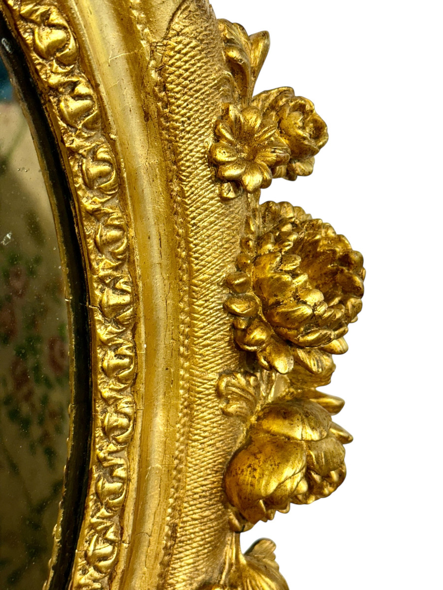 Miroir ovale ancien en bois doré de style Louis XVI avec décor de fleurs sculptées -photo-4