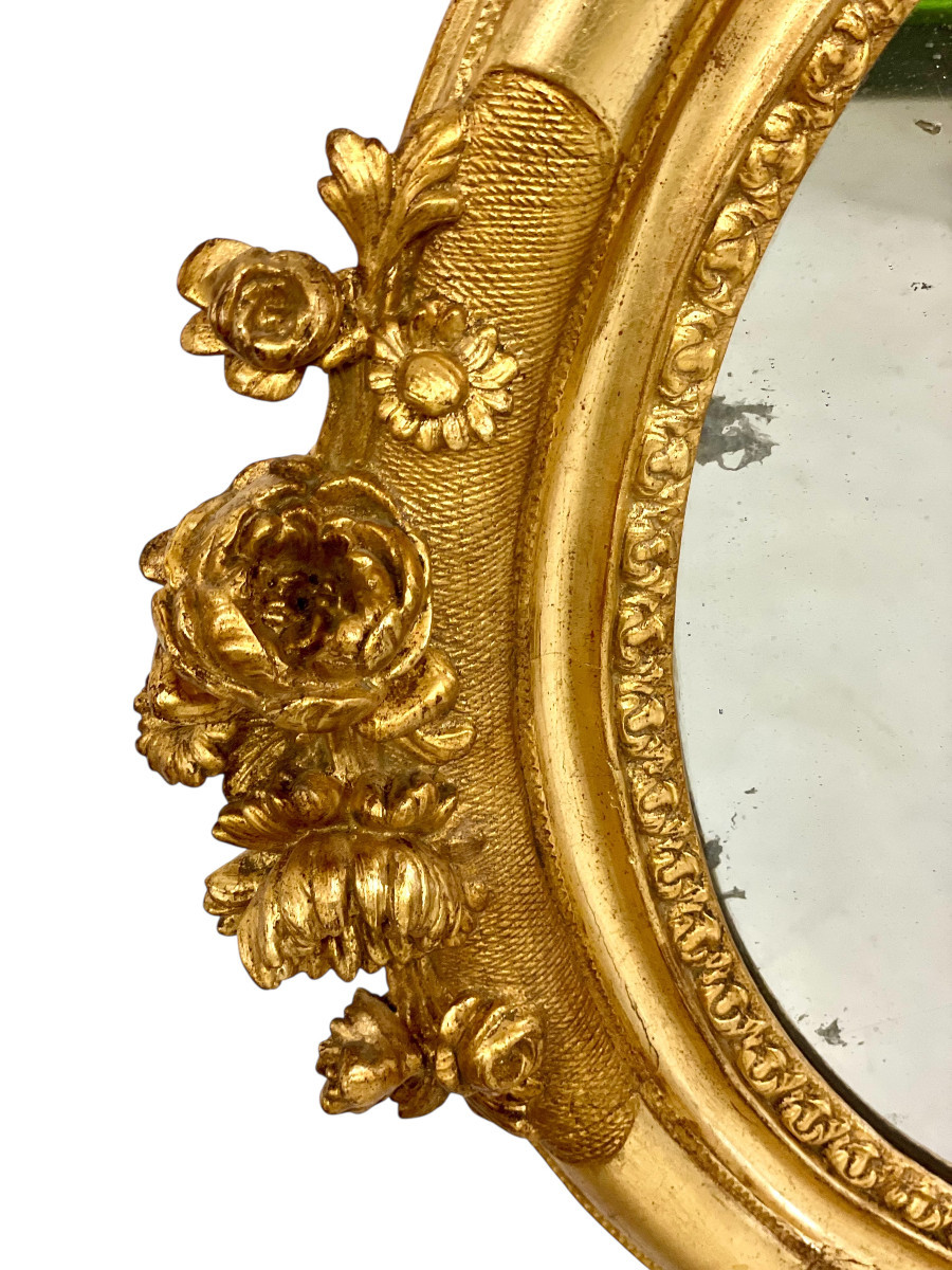 Miroir ovale ancien en bois doré de style Louis XVI avec décor de fleurs sculptées -photo-7