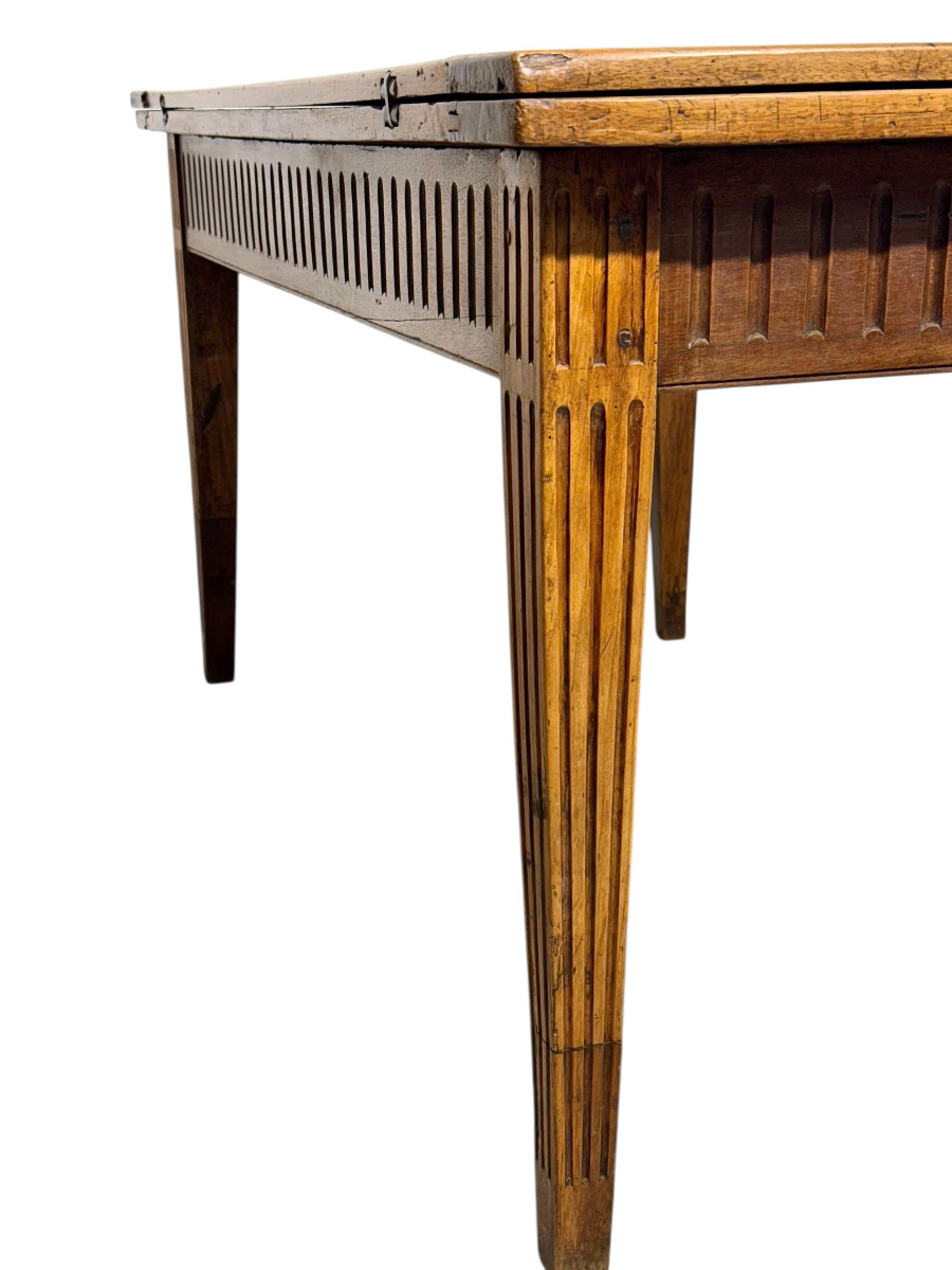 18th Century Louis XVI Walnut Table With Fluted Carvings-photo-4