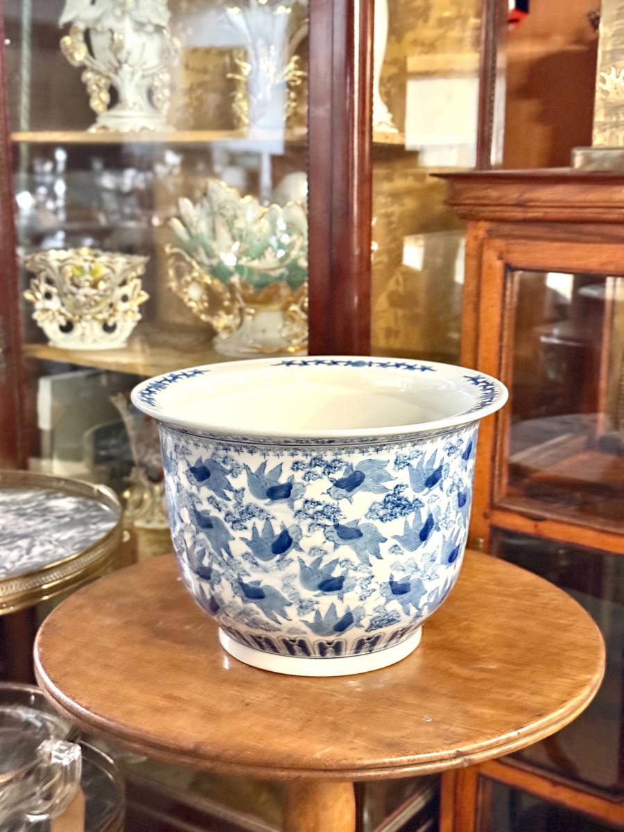 Jardinière en porcelaine bleue et blanche de Chine à décor de carpes, vers 1900-photo-2
