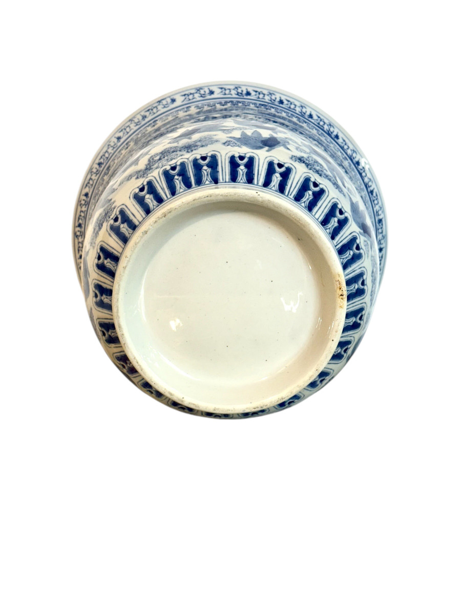 Jardinière en porcelaine bleue et blanche de Chine à décor de carpes, vers 1900-photo-1