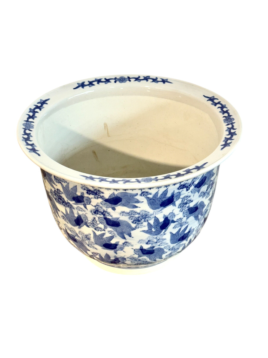 Jardinière en porcelaine bleue et blanche de Chine à décor de carpes, vers 1900-photo-3