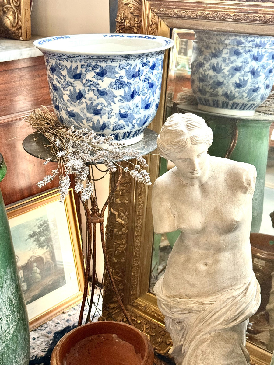 Jardinière en porcelaine bleue et blanche de Chine à décor de carpes, vers 1900-photo-5