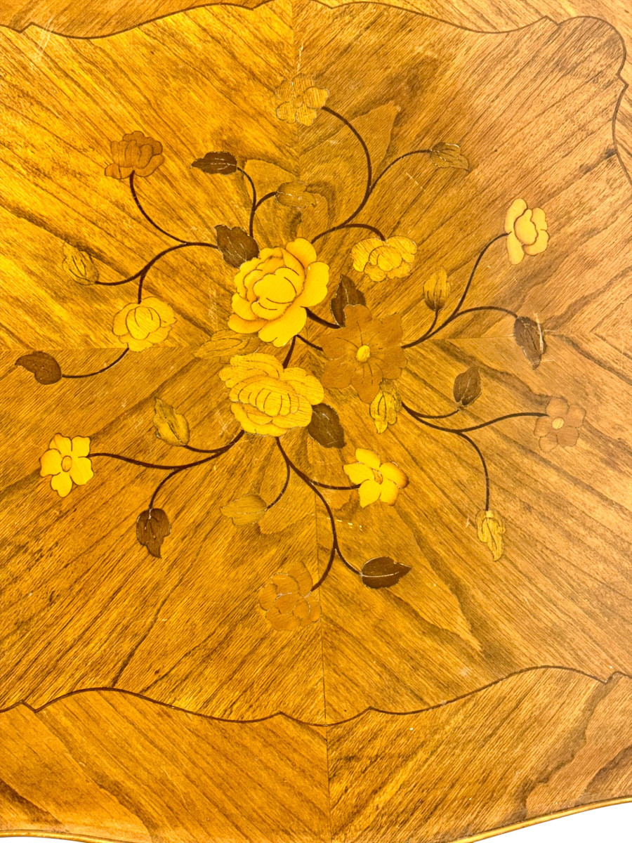 Table basse en marqueterie de noyer français, incrustation florale, milieu du XXe siècle.-photo-2
