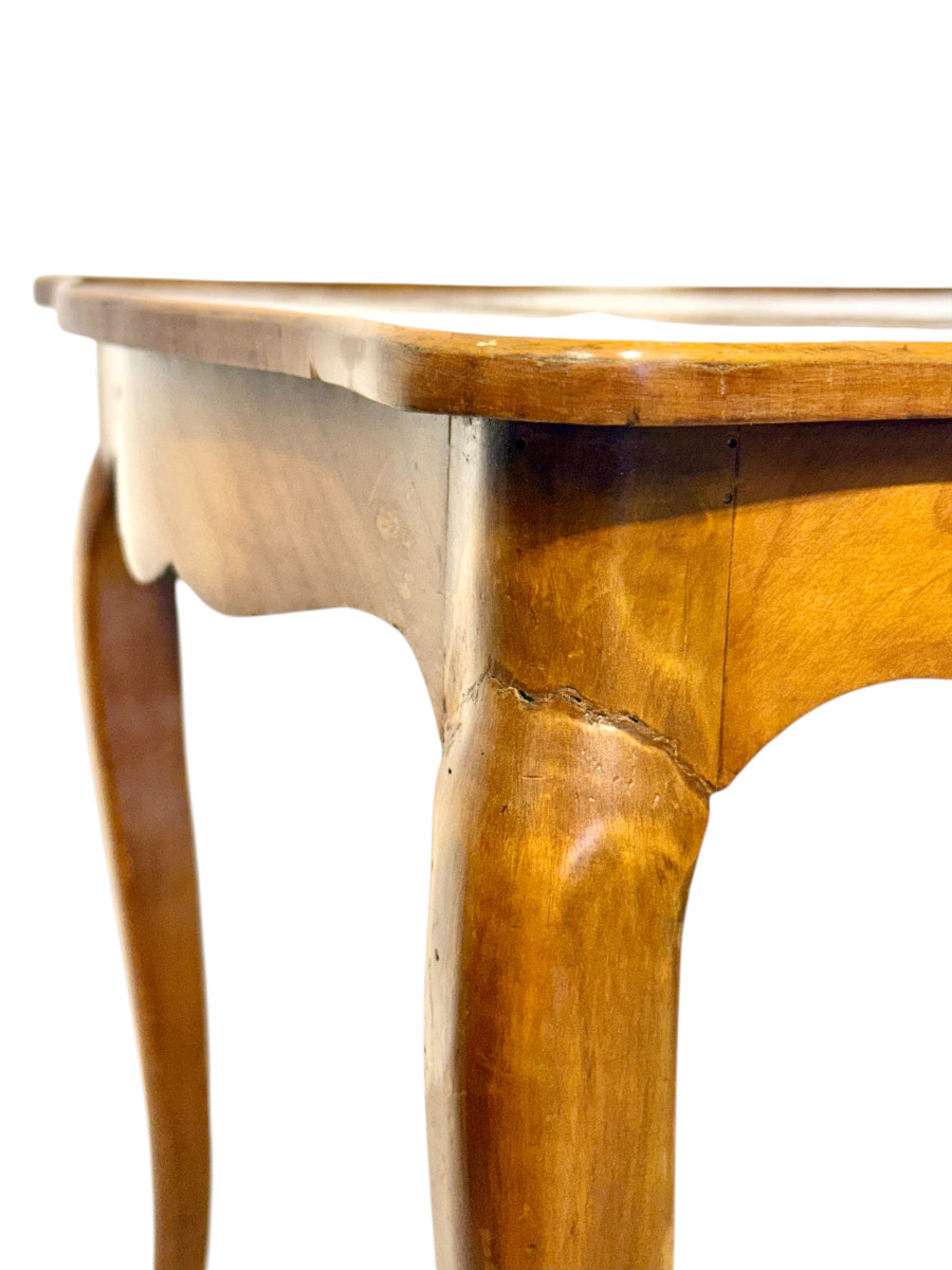 Table basse en marqueterie de noyer français, incrustation florale, milieu du XXe siècle.-photo-2