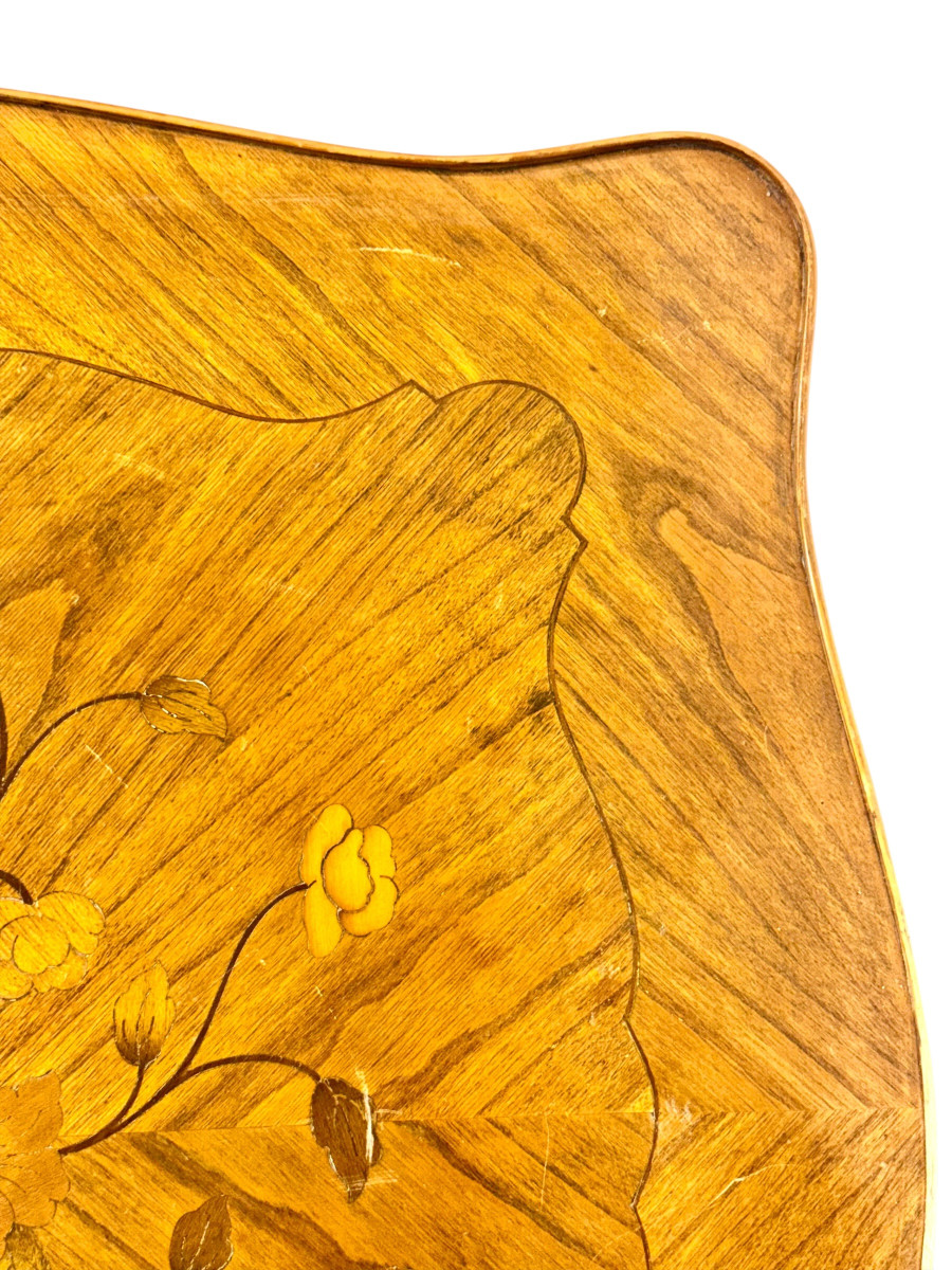 Table basse en marqueterie de noyer français, incrustation florale, milieu du XXe siècle.-photo-4