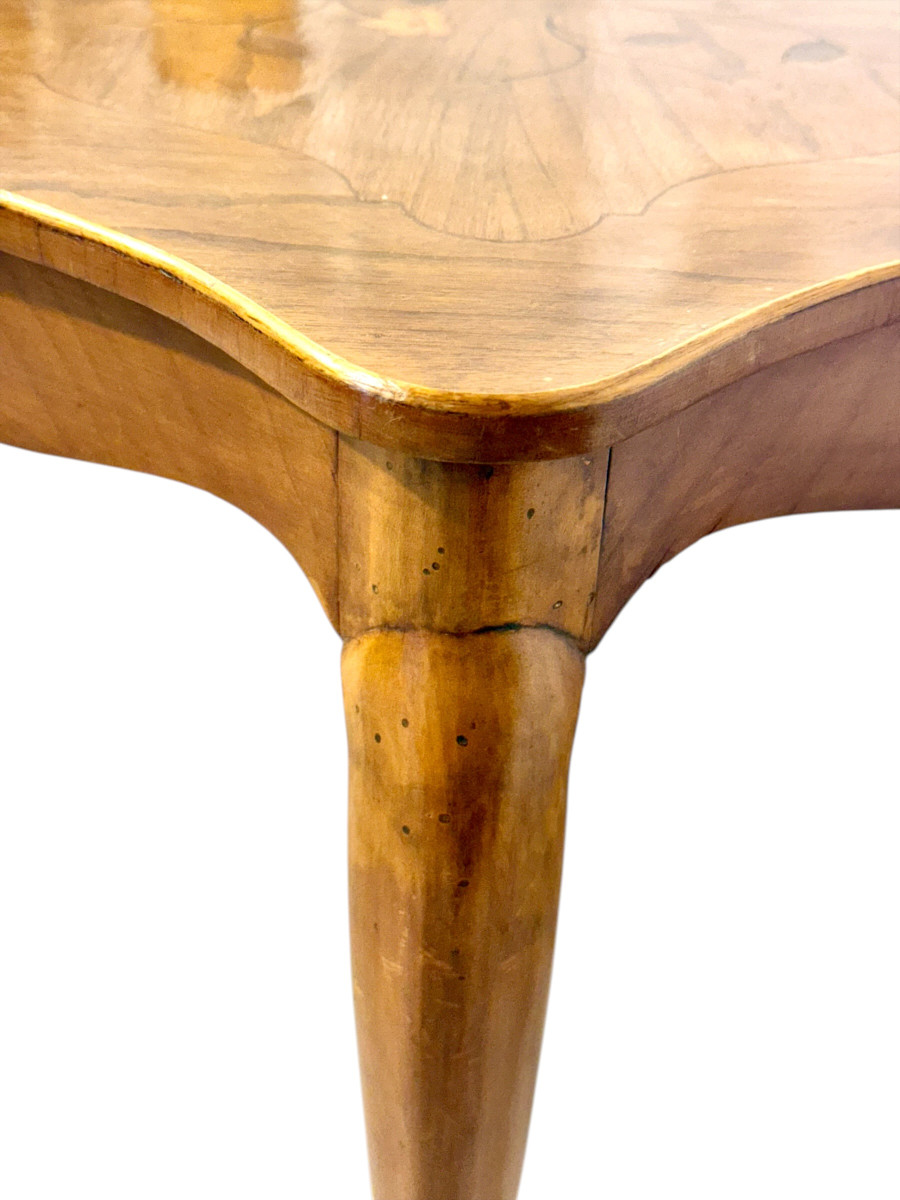 Table basse en marqueterie de noyer français, incrustation florale, milieu du XXe siècle.-photo-7