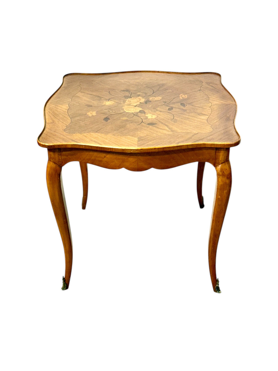 Table basse en marqueterie de noyer français, incrustation florale, milieu du XXe siècle.