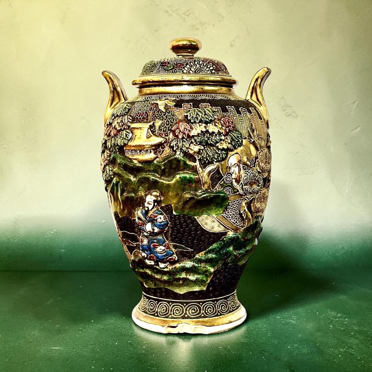 Vase couvert Satsuma Moriage japonais à décor figuratif-photo-4