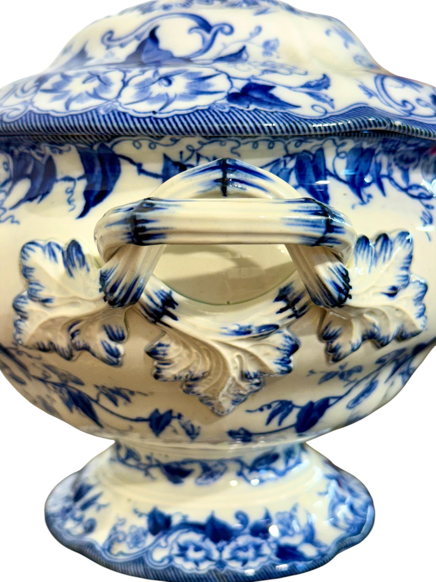 19th Century Creil Montereau Flora White And Blue Faience Tureen And Platters-photo-4