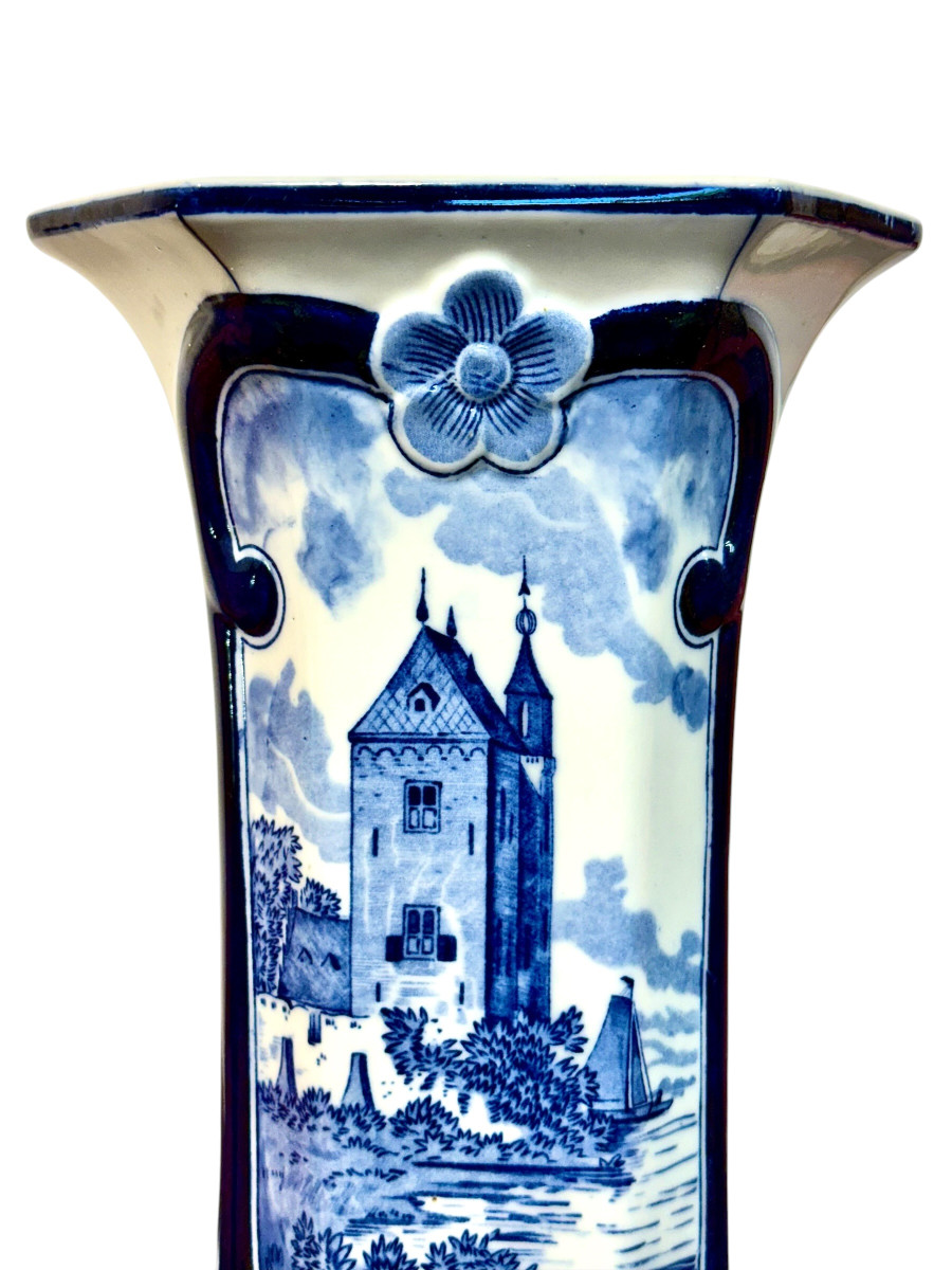 Vase hexagonal en faïence bleue de Delft du XXe siècle, à décor paysager-photo-1