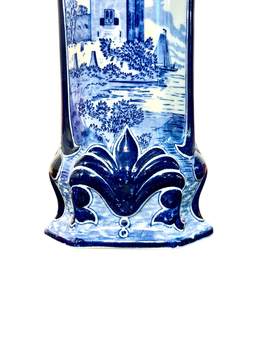 Vase hexagonal en faïence bleue de Delft du XXe siècle, à décor paysager-photo-3
