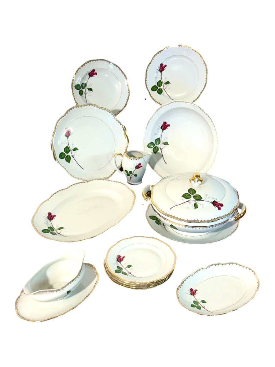 Service de table en porcelaine française à motif de rose, 45 pièces