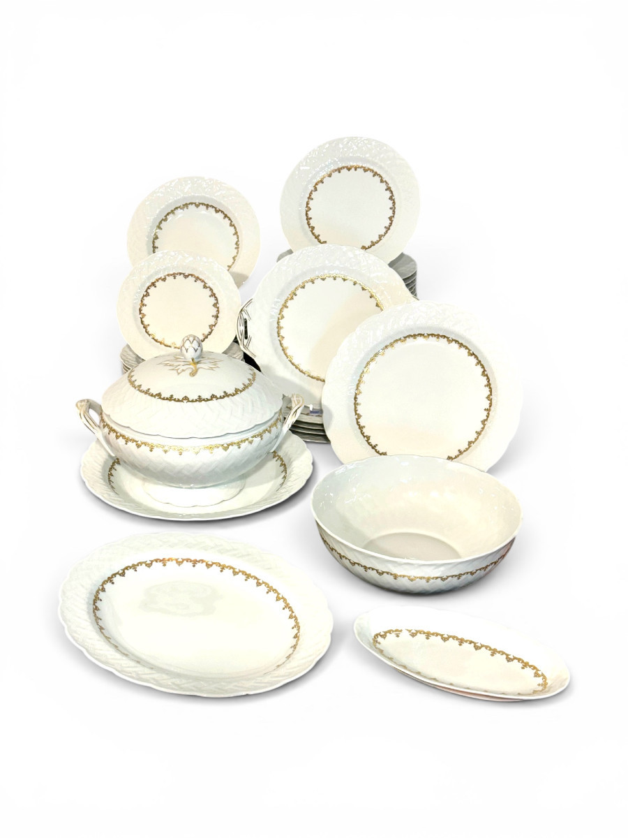 Service en porcelaine fine dorée Bernardaud Limoges « Rimbaud » de 52 pièces
