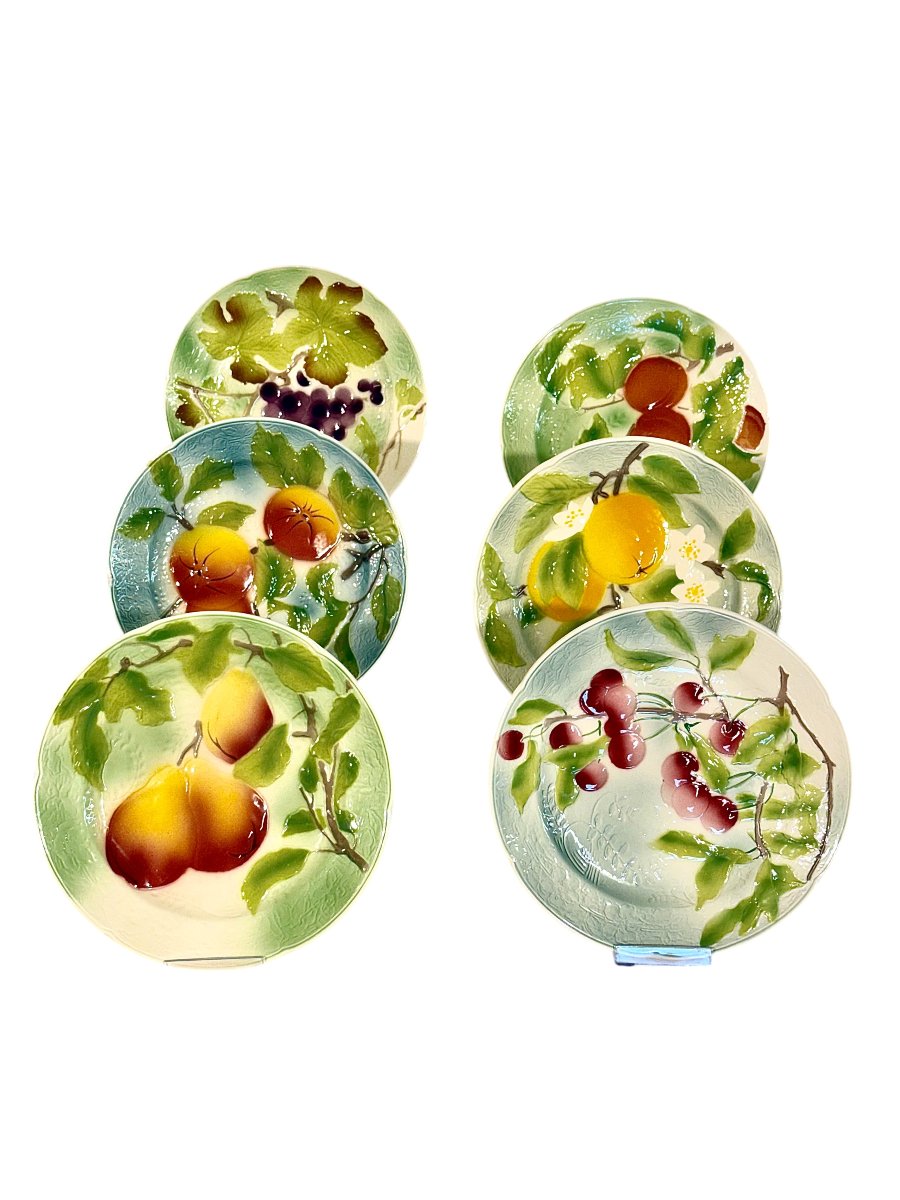 Suite de six assiettes à dessert aux fruits en barbotine de Saint Clément, vers 1900-photo-2