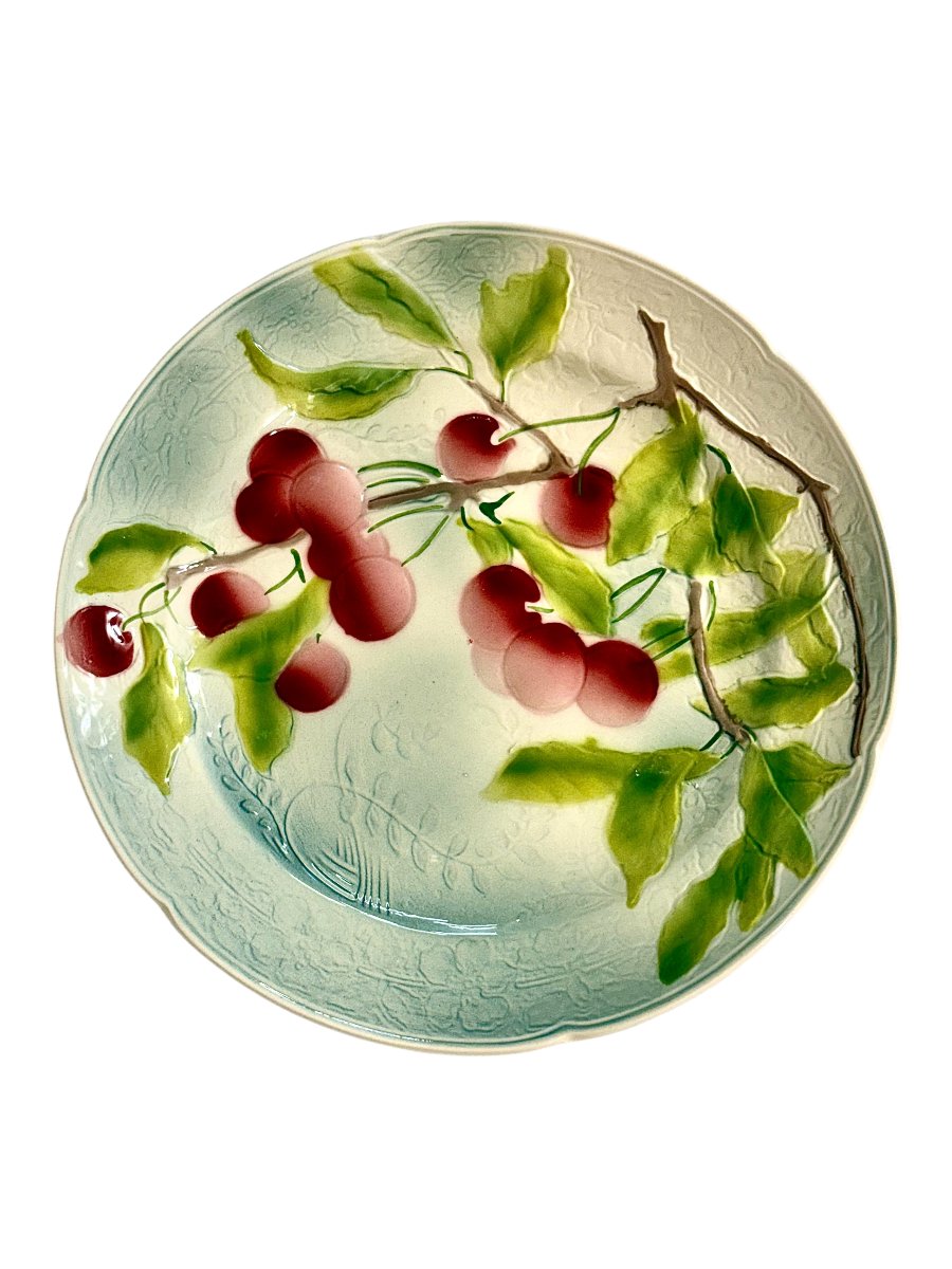Suite de six assiettes à dessert aux fruits en barbotine de Saint Clément, vers 1900-photo-4