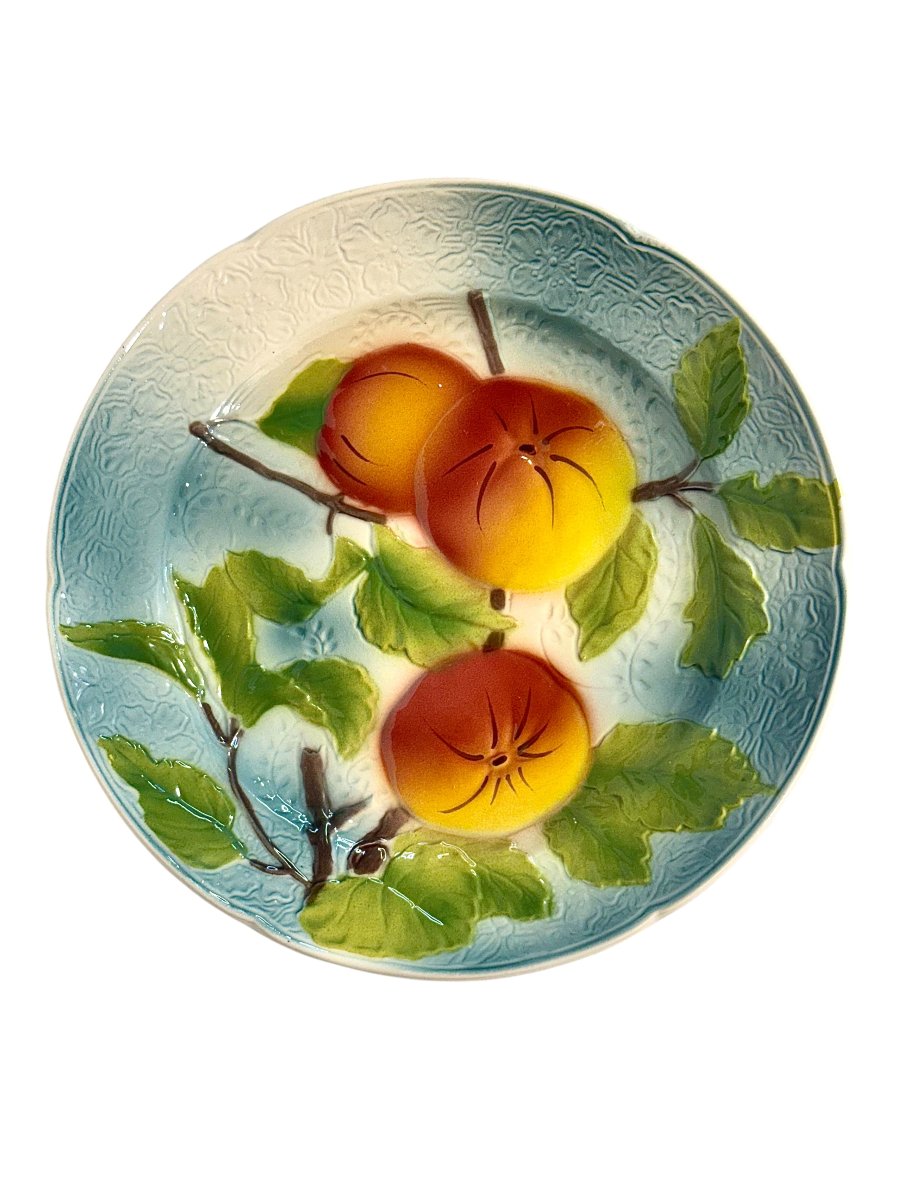 Suite de six assiettes à dessert aux fruits en barbotine de Saint Clément, vers 1900-photo-1