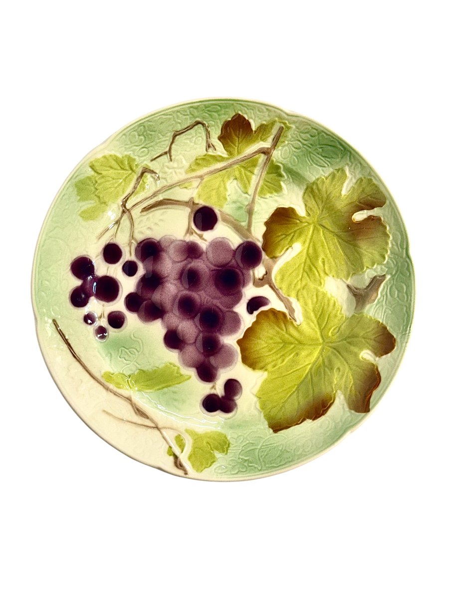 Suite de six assiettes à dessert aux fruits en barbotine de Saint Clément, vers 1900-photo-2