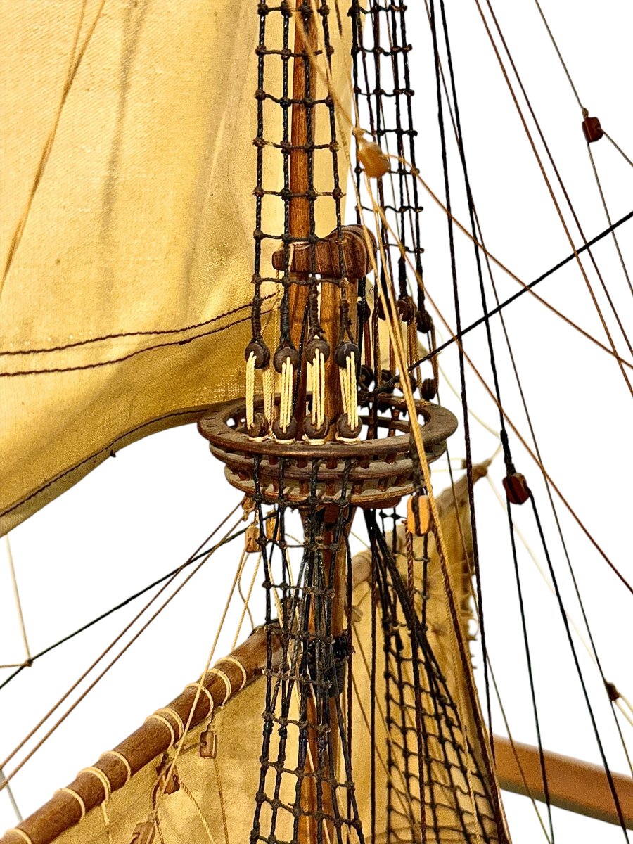 Maquette artisanale en noyer d'un galion du XVIIe siècle-photo-3