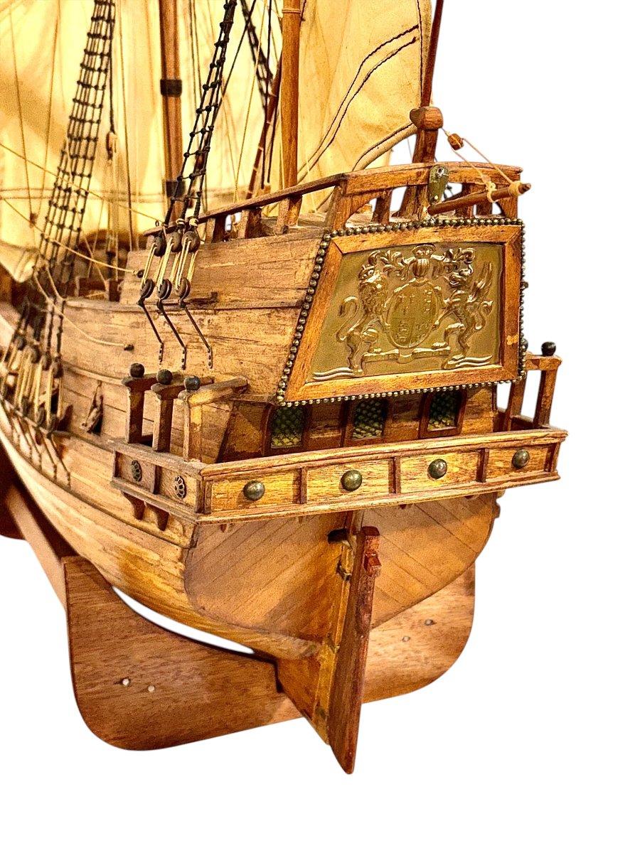 Maquette artisanale en noyer d'un galion du XVIIe siècle-photo-2