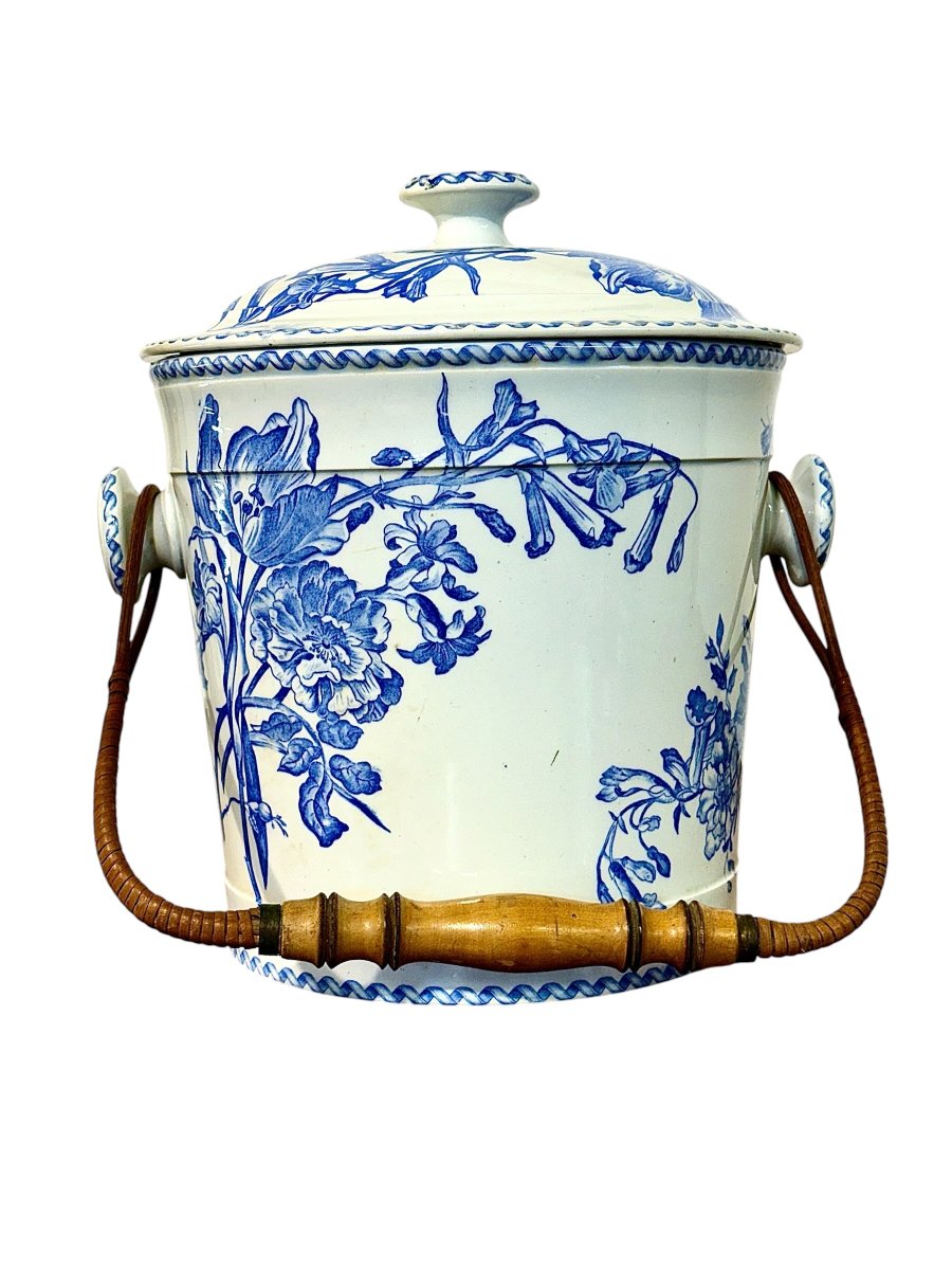 Grand pot couvert en faïence bleue et blanche de Gien, XIXe siècle