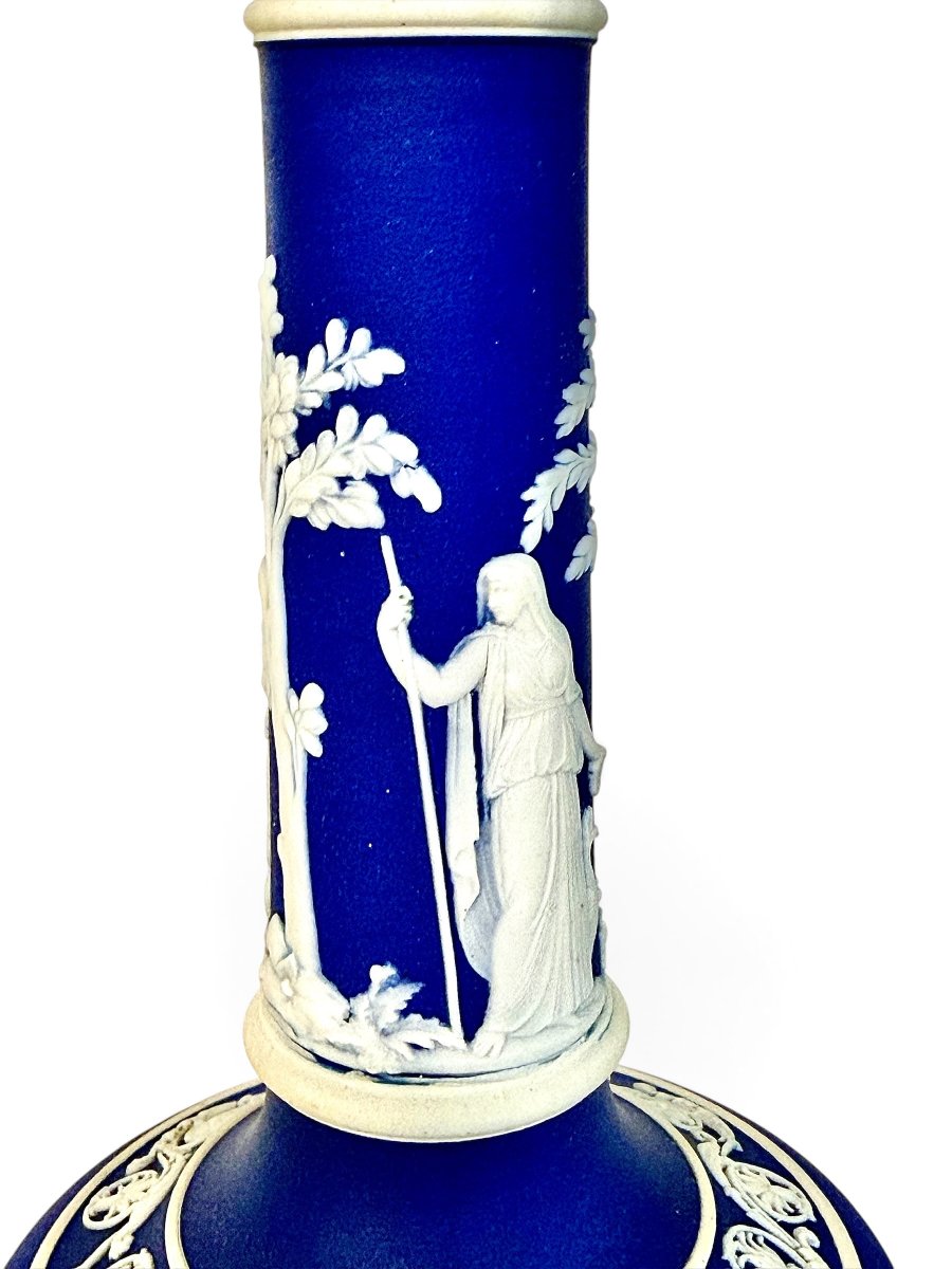 Paire de bougeoirs Wedgwood en Jasperware bleu du XIXe siècle-photo-1