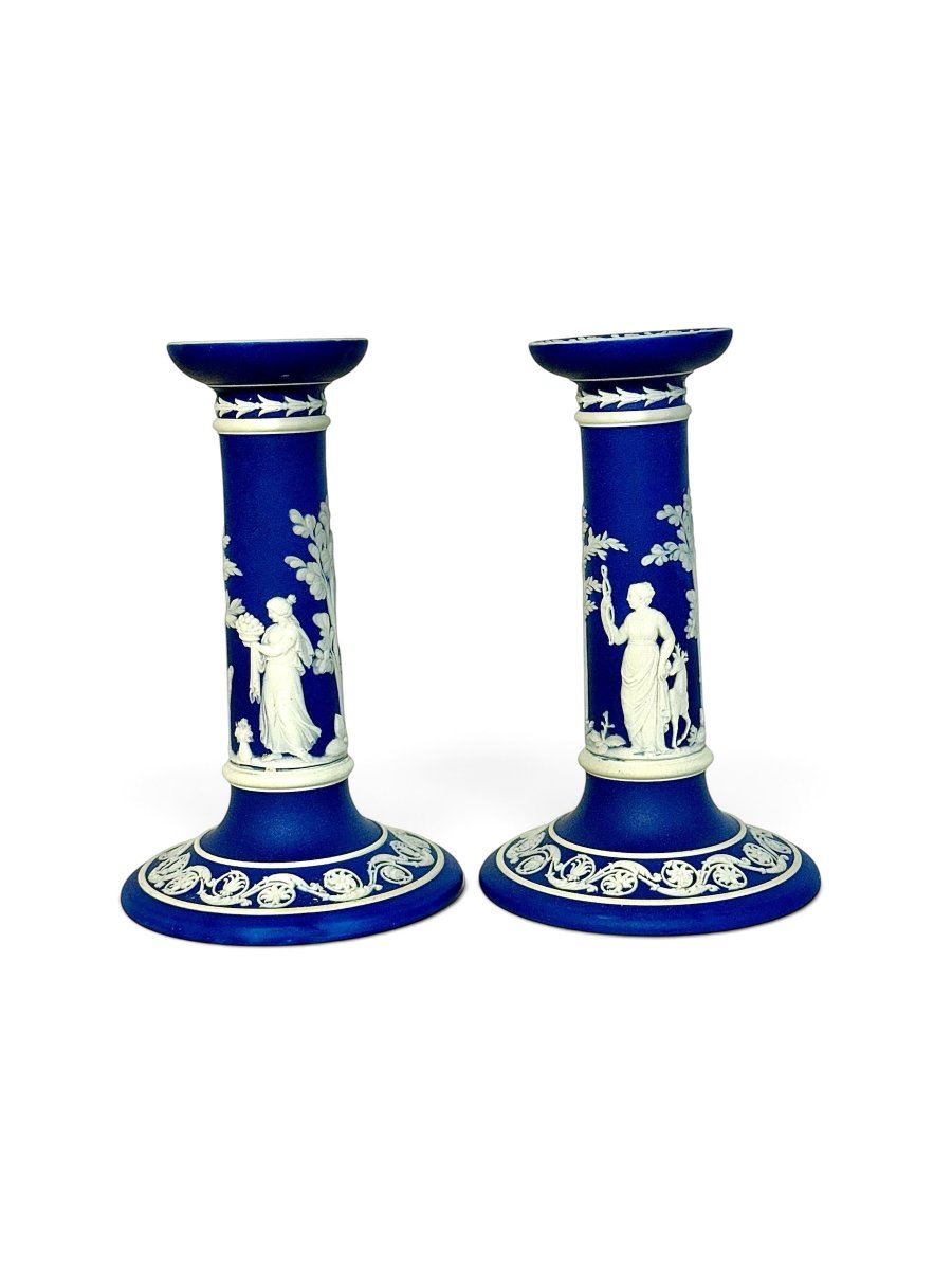 Paire de bougeoirs Wedgwood en Jasperware bleu du XIXe siècle