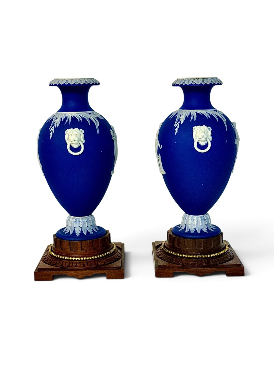 Paire de vases Wedgwood en Jasperware bleu sur piédestaux en noyer, XIXe siècle-photo-2