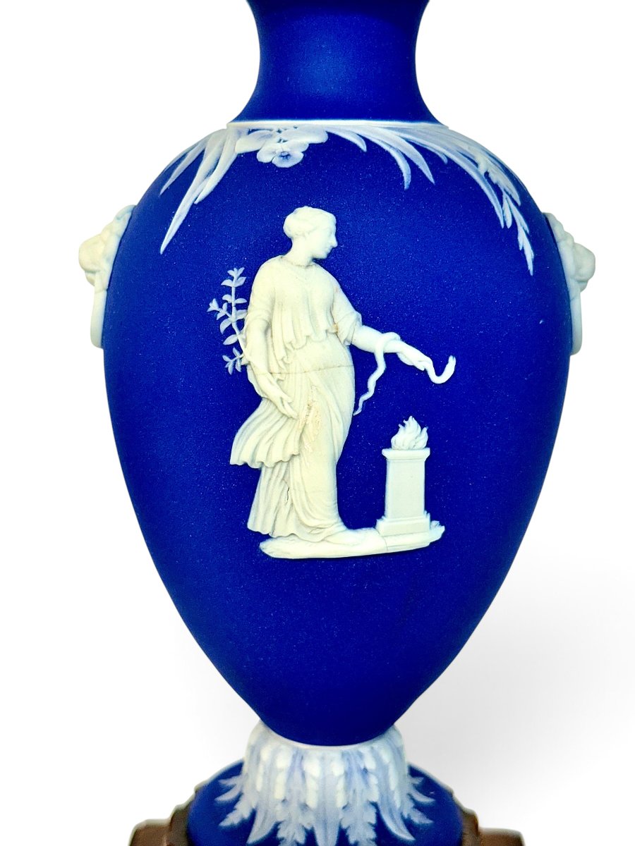 Paire de vases Wedgwood en Jasperware bleu sur piédestaux en noyer, XIXe siècle-photo-2