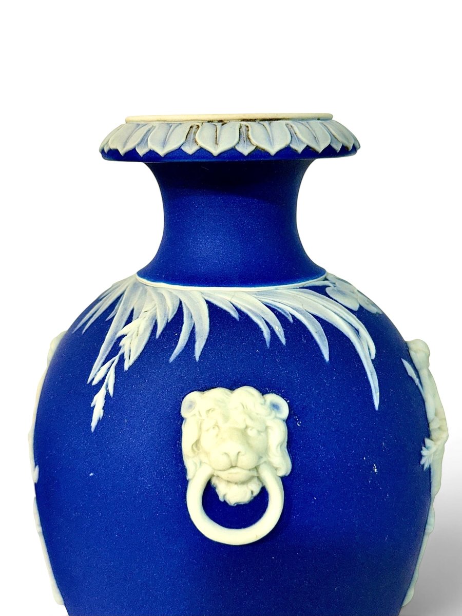 Paire de vases Wedgwood en Jasperware bleu sur piédestaux en noyer, XIXe siècle-photo-3