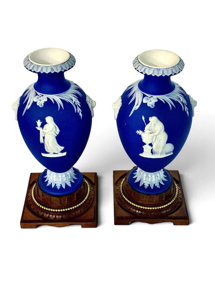 Paire de vases Wedgwood en Jasperware bleu sur piédestaux en noyer, XIXe siècle-photo-8