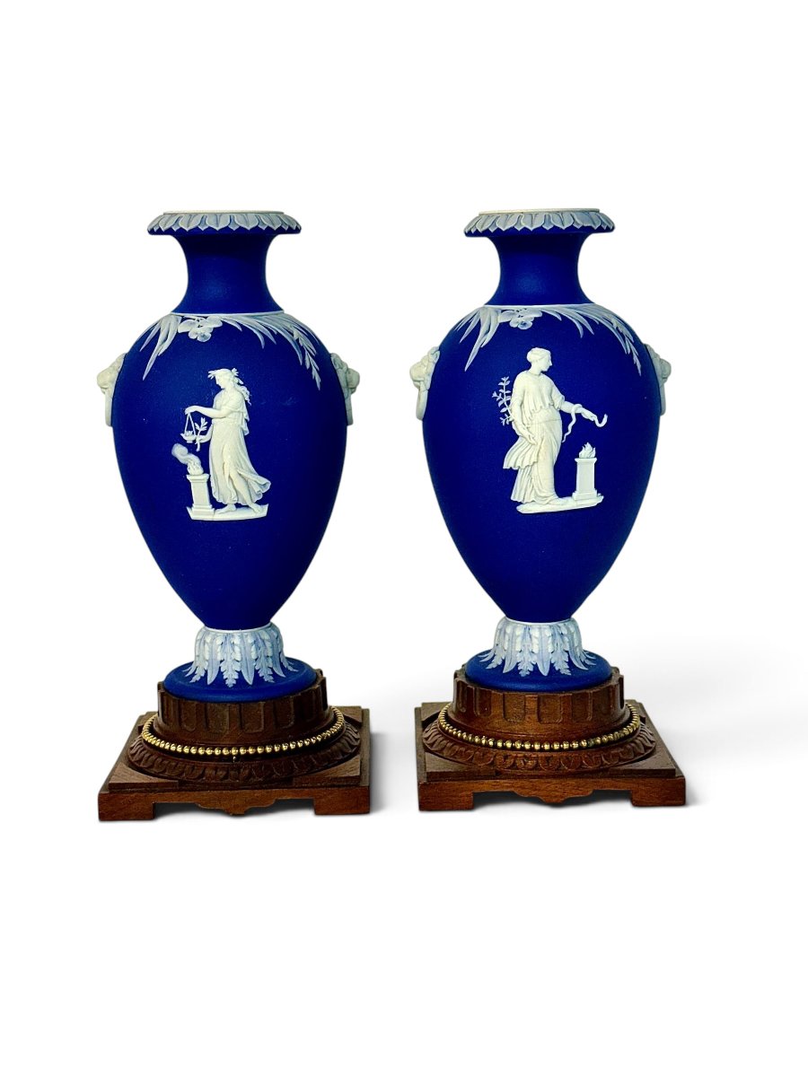 Paire de vases Wedgwood en Jasperware bleu sur piédestaux en noyer, XIXe siècle